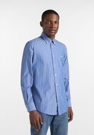 Blauw en wit gestreept shirt met een button-down kraag, lange mouwen en een slanke pasvorm. Heeft een klein merklogo op de borst.