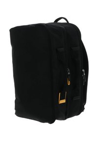 Sac à dos en tissu noir avec deux fermetures éclair extérieures, forme plate, accents en caoutchouc et poignée supérieure ; présente un design minimaliste avec des détails de couture.