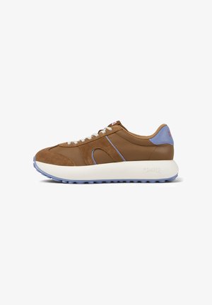 Sneaker in pelle e suede marrone con lacci bianchi, dettagli viola e una robusta suola bianca. Presenta il logo del marchio sul tallone.