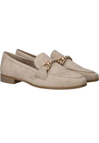 Beige Wildleder-Loafers mit flacher Sohle, ausgestattet mit einem goldfarbenen Hardware-Akzent und gestickten Details an den Seiten.