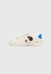 Sneaker bianco con un'illustrazione laterale di una ragazza che tiene una mela, dettagli dorati e tacco blu. Presenta borchie decorative e testo.