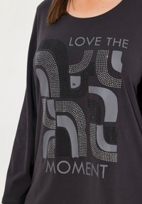Ulla Popken GEOMETRIC LOVE THE MOMENT GRAPHIC TEE - Långärmad tröja - ebony