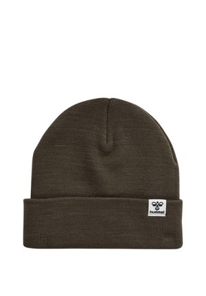 Khaki dzianinowa czapka typu beanie z podwiniętym mankietem i małą białą metką z logo marki. Miękka tekstura, lekki design i dopasowane wykończenie.