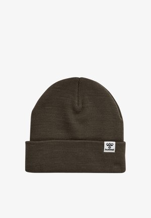 Khaki Strickmütze mit umgeschlagenem Bund und einem kleinen weißen Etikett mit dem Markenlogo. Weiche Textur, leichtes Design und enganliegende Passform.
