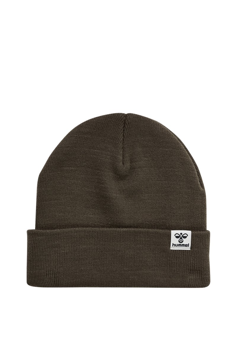 Khaki gebreide beanie met een omgeslagen rand en een klein wit label met het merklogo. Zachte textuur, lichtgewicht ontwerp en een nauwsluitende pasvorm.
