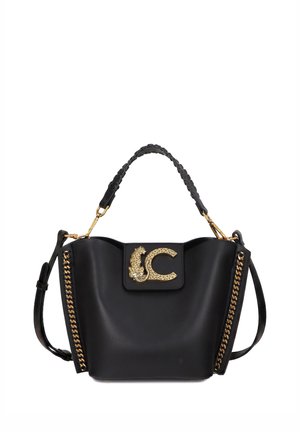 Bolso de cuero negro con asa trenzada, ribete de cadena dorada en los lados y adorno de leopardo dorado en el broche frontal.