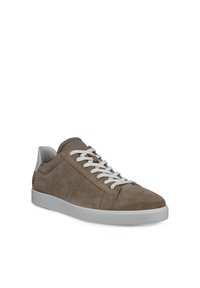 Matalakärkinen ruskea mokkanahkainen lenkkari, jossa valkoiset nauhat, pehmustettu valkoinen kantatappi ja paksu valkoinen kumipohja valkoisella taustalla.