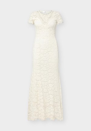 Bela čipkasta obleka dolžine do tal s kratkimi rokavi, oprijetim pasom ter robovi in izrezom z nazobčanimi detajli.