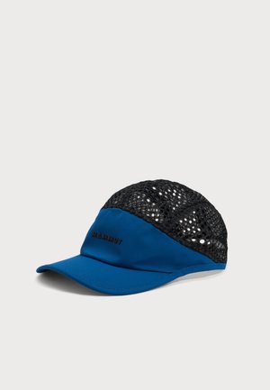 Gorra azul Mammut con visera curvada y paneles de malla negros en la copa, sobre un fondo liso.