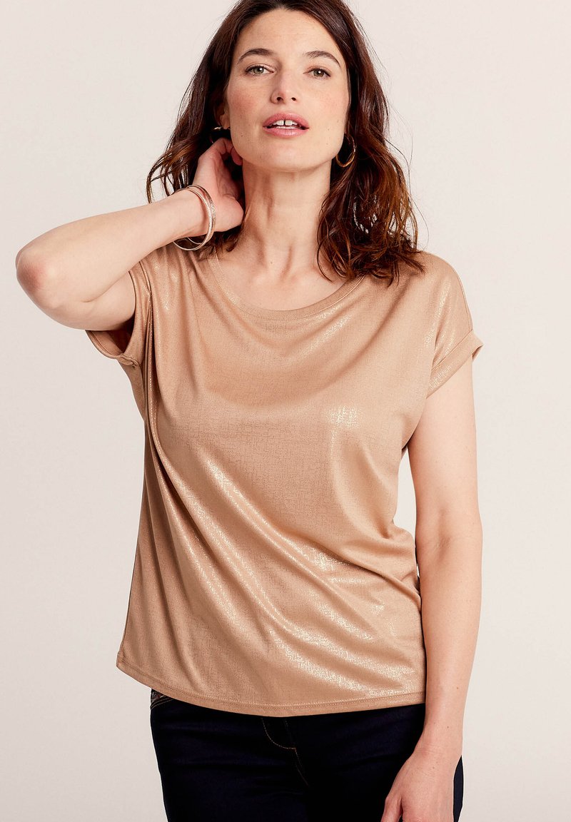 Korte mouwen, lichtbrons T-shirt met een gladde, glanzende textuur en een relaxte pasvorm. Heeft een ronde halslijn en een subtiel patroon.