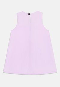 Sleeveless dress in light lavender fabric, featuring a round neckline and a black button closure at the back with a straight hemline.