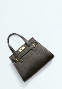 Borsa nera a finitura testurizzata, forma rettangolare, doppio manico e chiusura in tonalità oro. Presenta accenti hardware minimalisti.