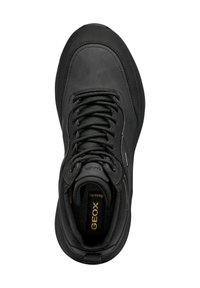 Sneaker alta nera in pelle con dettagli in tessuto testurizzato, collare imbottito, lacci e marchio "GEOX respira" sulla soletta.