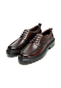 Braune Lederschuhe besitzen eine glatte Oberfläche, eine runde Zehenpartie und eine kontrastierende schwarze Gummisohle mit strukturierten Rillen. Schnürdesign mit Ösen.