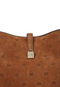 Hnědá semišová kabelka s embosovaným vzorem. Obsahuje krémově hnědý kožený popruh a zlatý uzávěr na přezce. Hladký povrch.