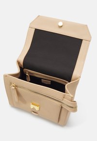 Borsa in pelle tessurizzata beige con chiusura in metallo color oro, dotata di un compartimento con zip e una foderatura interna nera.