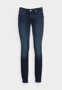 Jeans ajustados de mezclilla azul oscuro con botones frontales, trabillas para cinturón y cinco bolsillos, exhibidos sobre un fondo blanco.