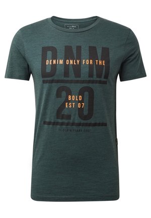 Dunkelgrünes kurzärmeliges T-Shirt mit schwarzem und orangefarbenem Text auf der Vorderseite, der "DNM Denim Only For The 20 Bold Est 07" lautet.