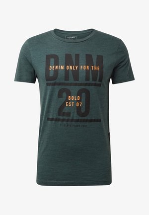 Dunkelgrünes kurzärmeliges T-Shirt mit schwarzem und orangefarbenem Text auf der Vorderseite, der "DNM Denim Only For The 20 Bold Est 07" lautet.