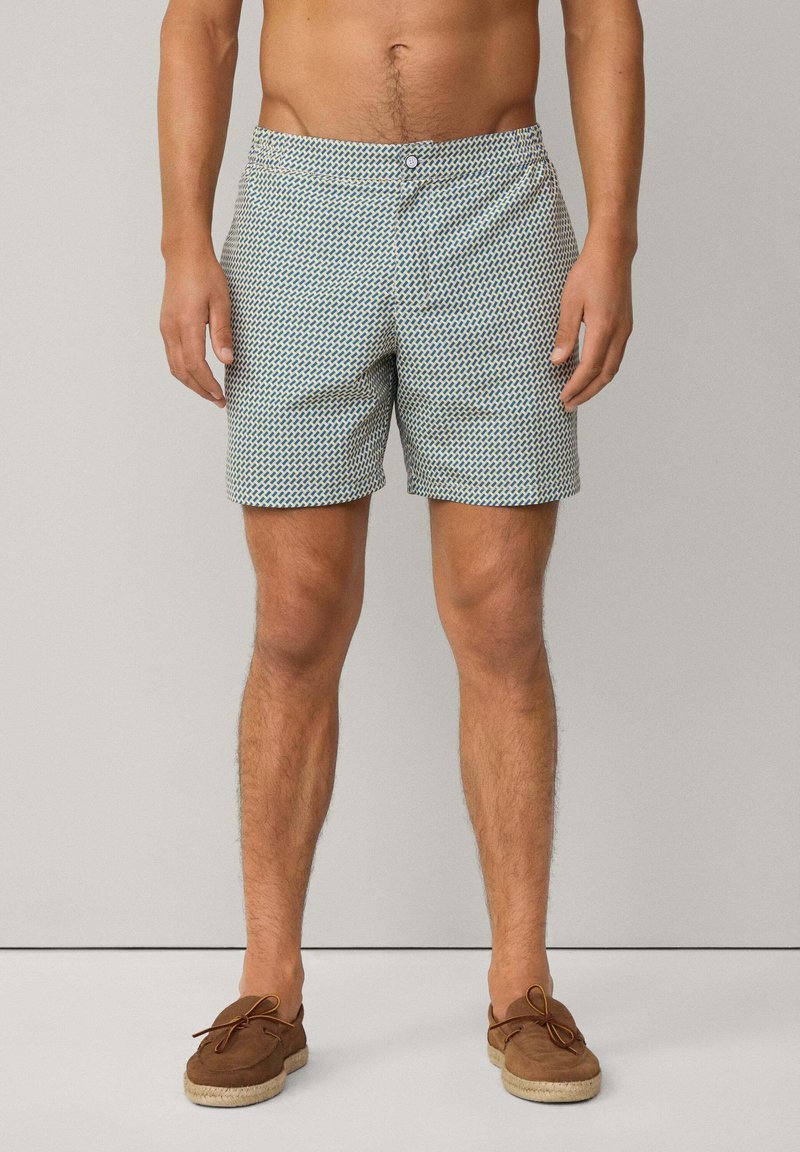Herrenschwimmshorts in Hellblau mit geometrischem Muster, ausgestattet mit einem Frontknopfverschluss und Seitentaschen, aus leichtem Stoff gefertigt.