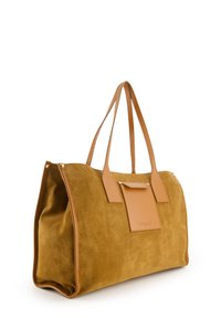 Torba tote z zamszu w kolorze tan z brązowymi skórzanymi akcentami na paskach i kieszeni. Płaski prostokątny kształt, miękka tekstura i prosty design.
