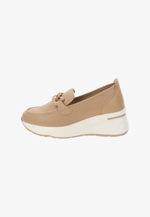Zapatilla beige con cuero perforado, puntera redondeada y una correa decorativa con un acento de cadena metálica. Suela blanca gruesa.