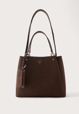 Braune strukturierte Handtasche mit langen und kurzen Trägern, goldfarbenen Metallbeschlägen, einer kleinen angebrachten Tasche und einem dreieckigen Markenlogo vorne.