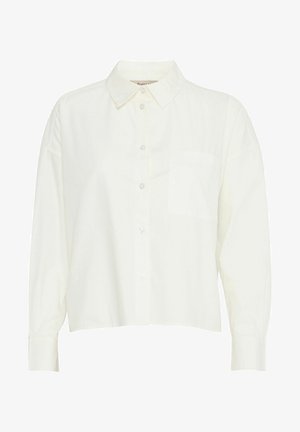 Biała, krótka koszula zapinana na guziki z gładkiego materiału, z kołnierzykiem typu wskazującego, długimi rękawami i jedną kieszenią na piersi.