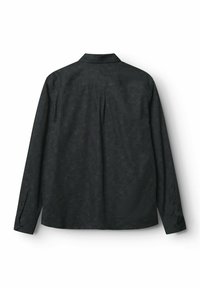 Cămașă cu mânecă lungă din țesătură neagră, cu un model botanica subtil. Guler clasic și mansete cu nasturi sunt vizibile din spate.