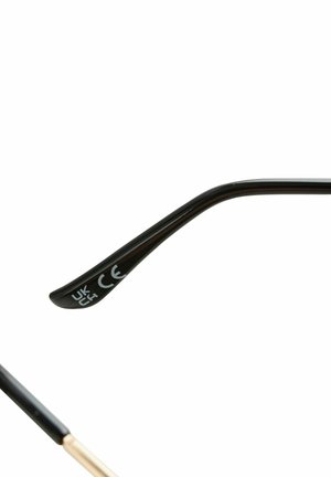 Čierne slnečné okuliare so štíhlym, zakriveným ramienkom so značkou CE a lesklým povrchom. Zlatý akcent na pántoch pridáva detail.