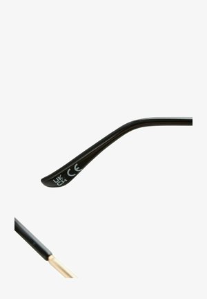 Čierne slnečné okuliare so štíhlym, zakriveným ramienkom so značkou CE a lesklým povrchom. Zlatý akcent na pántoch pridáva detail.