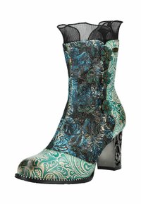 Mittelhohe Knöchelstiefel in blau, grün und mit schwarzem Blumenmuster. Verfügt über eine strukturierte Oberseite, einen schwarzen Netzkragen und dekorative Blumenakzente.