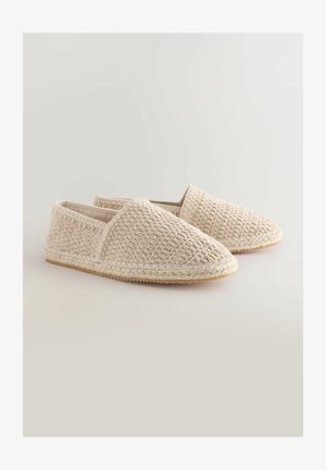 Beige vævede slip-on sko med en struktureret overflade, rund tå og jute rebdetalje langs sålen. Letvægts og afslappet design.