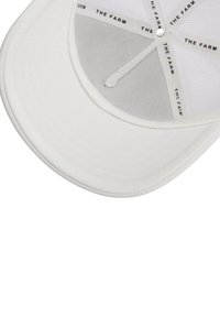 Weißer Hut mit strukturiertem Design, kontrastierendem Mesh-Innenfutter und bedrucktem Etikett mit dem Schriftzug "THE FARM", der sich um den Rand windet.