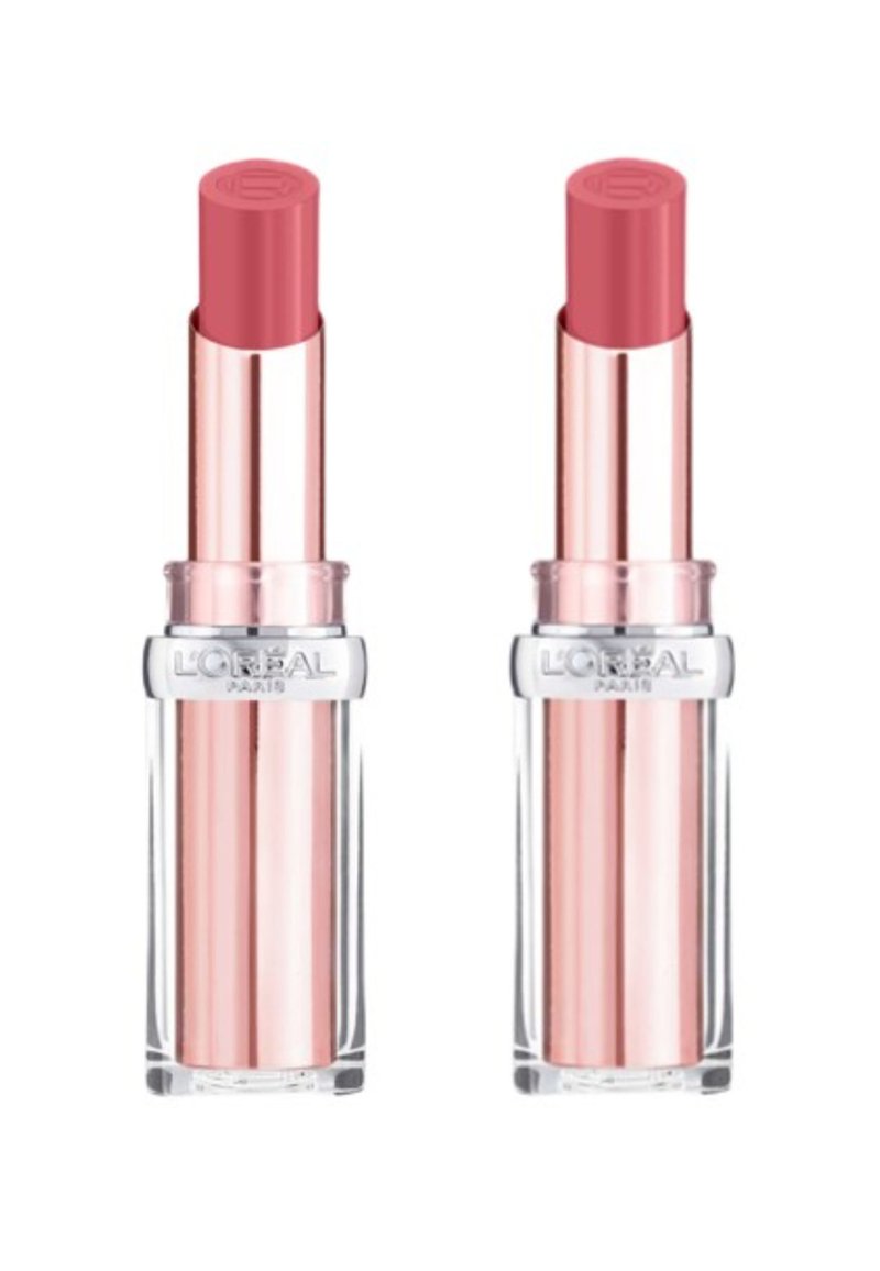 Due tubetti di rossetto con una base cilindrica trasparente, accenti metallici rosa e un bullet rosa opaco in cima. Entrambi presentano un logo inciso.