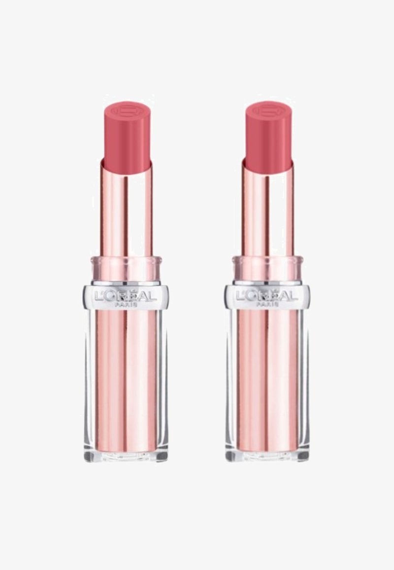 Due tubetti di rossetto con una base cilindrica trasparente, accenti metallici rosa e un bullet rosa opaco in cima. Entrambi presentano un logo inciso.
