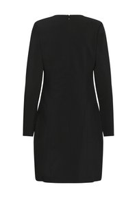 Robe noire à manches longues avec une taille cintrée et une fermeture éclair au dos, longueur genoux et design simple.