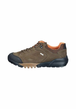 Brauner Wanderschuh mit schwarzer Kappe, flexibler beige-schwarzer Sohle, orangefarbenem Mesh-Futter und gemusterten braunen Schnürsenkeln, von der Seite gezeigt.