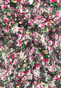 Top a manica corta con bottoni, realizzato in tessuto leggero, con uno sfondo nero e vivaci motivi floreali in rosa, bianco e giallo, e bottoni neri.