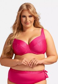 Różowy biustonosz bikini na fiszbinach z falistym wzorem; wyprofilowane miseczki i szerokie ramiączka dla wsparcia. Pasujące, wysokie majtki z wiązaniem.