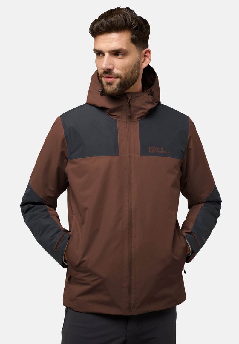 Giacca impermeabile marrone e grigio scuro con chiusura a zip, cappuccio regolabile, tasche laterali e dettagli con logo sul petto, con una finitura texturizzata.