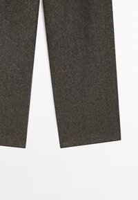 Pantaloni in lana grigia scura con gamba dritta, esposti piatti su uno sfondo bianco.