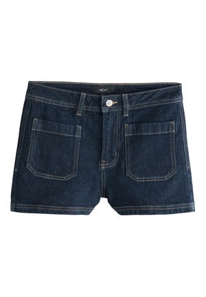 Short en jean bleu foncé avec deux poches plaquées à l'avant, passants pour ceinture, fermeture par bouton et une étiquette noire à la taille avec l'inscription "NEXT."