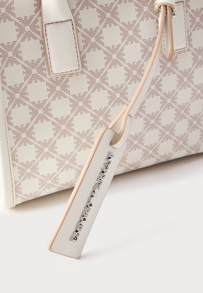 Μπεζ τσάντα χειρός με γεωμετρικό σχέδιο και προσαρτημένη μπεζ δερμάτινη ετικέτα με ανάγλυφο μεταλλικό λογότυπο "Emporio Armani".