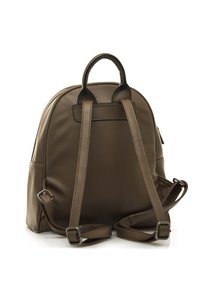 Zaino in finta pelle marrone con forma arrotondata, doppi manici superiori, spallacci regolabili e accenti di design minimalisti.