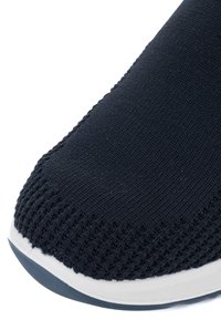 Marinblå sneakers med en stickad textilovandel, strukturerad yta, rund tå och en vit mellansula med en kontrasterande blå yttersula.