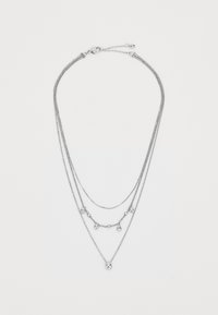 Silverfärgad lagerhalsband som har tre kedjor av varierande längd, med små dekorativa pärlor och ett kräftklosslås.