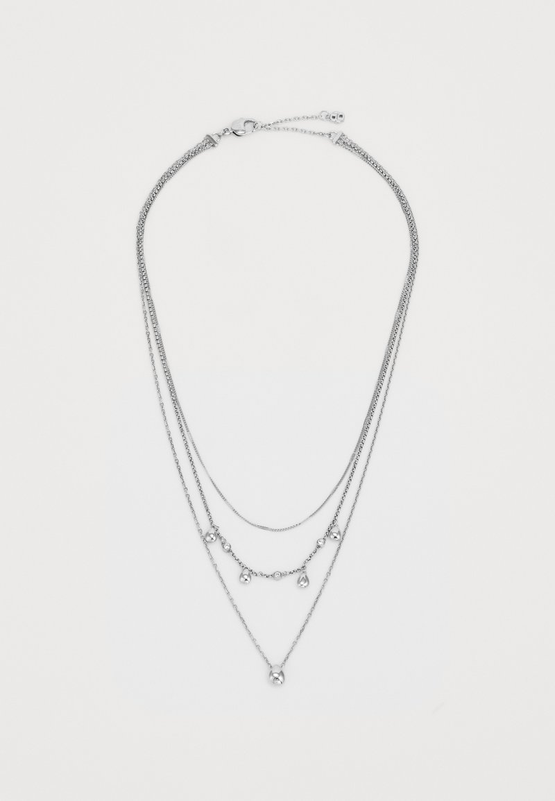 Silverfärgad lagerhalsband som har tre kedjor av varierande längd, med små dekorativa pärlor och ett kräftklosslås.
