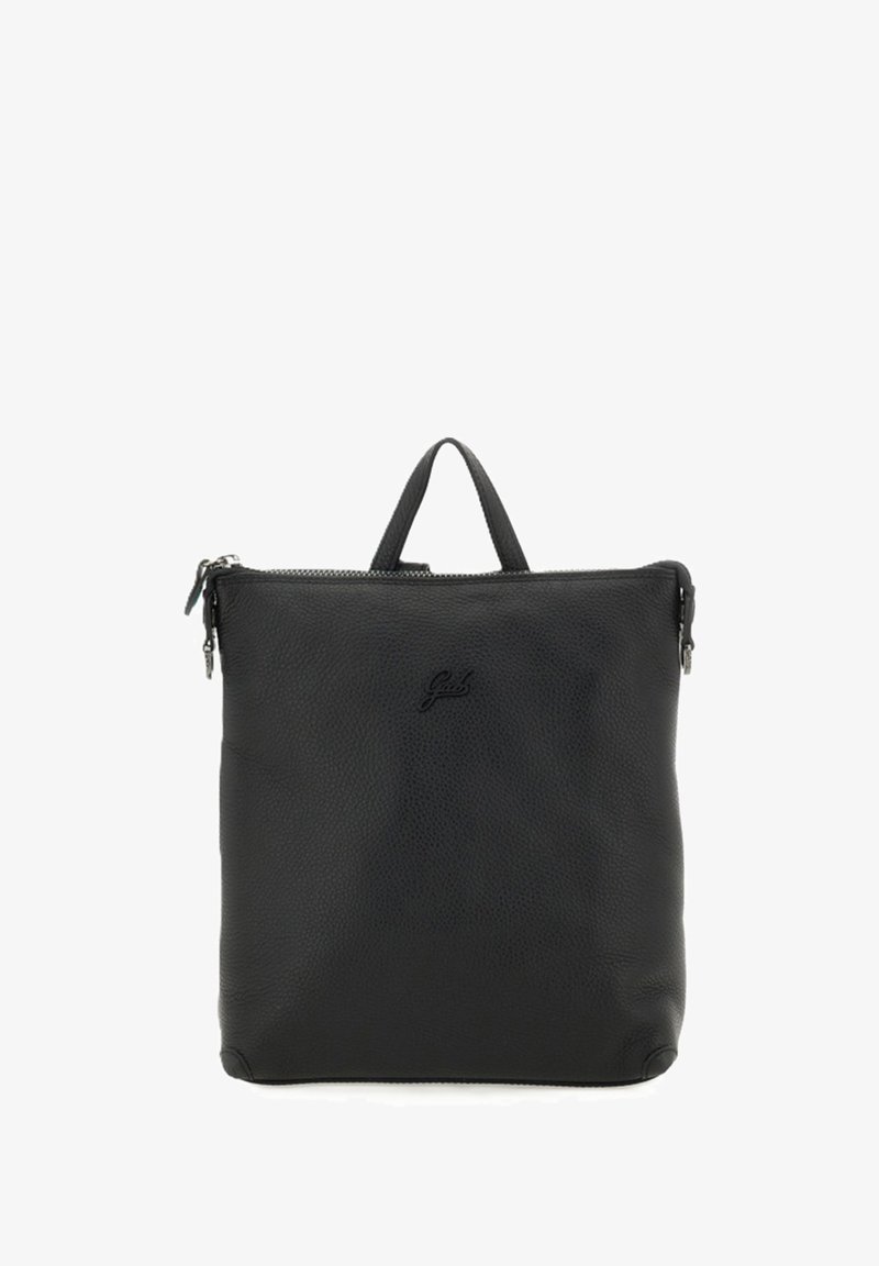 Borsa quadrata in pelle nera con finitura testurizzata, chiusura con zip superiore e manico piccolo. Presenta un sottile logo sul davanti. Design compatto e funzionale.