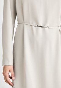 Calvin Klein STRUCTURE - Denné šaty - sand pebble